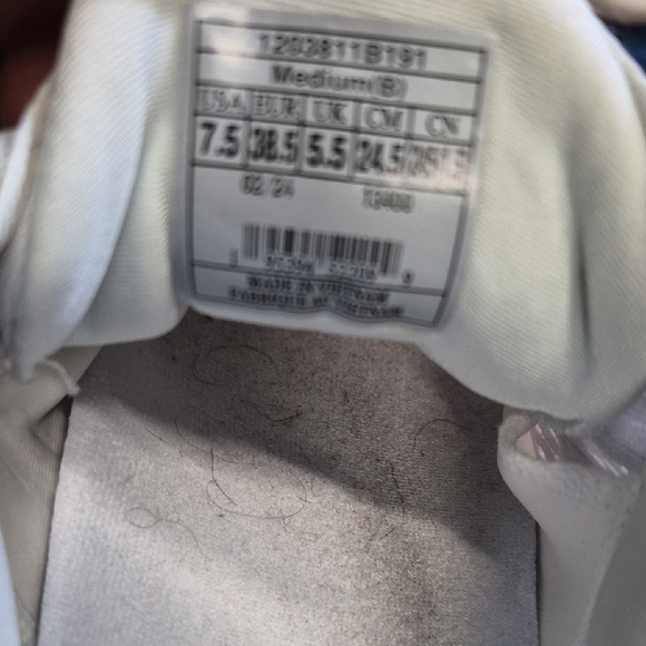 Brooks Women White Sneakers 7.5 - Picture 10 of 11